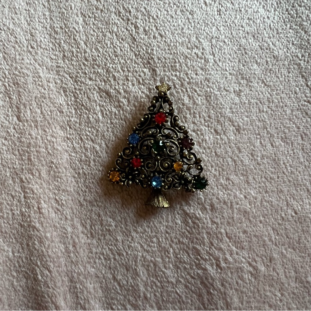 Vintage brooch 🌸
